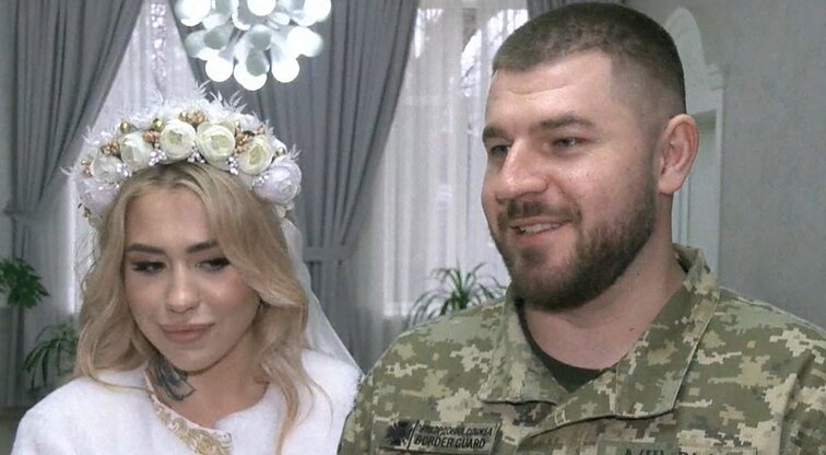 Į vestuves ant tanko keliaujantis Ukrainos karys: norėjau mūsų gyvenimus sujungti kuo greičiau