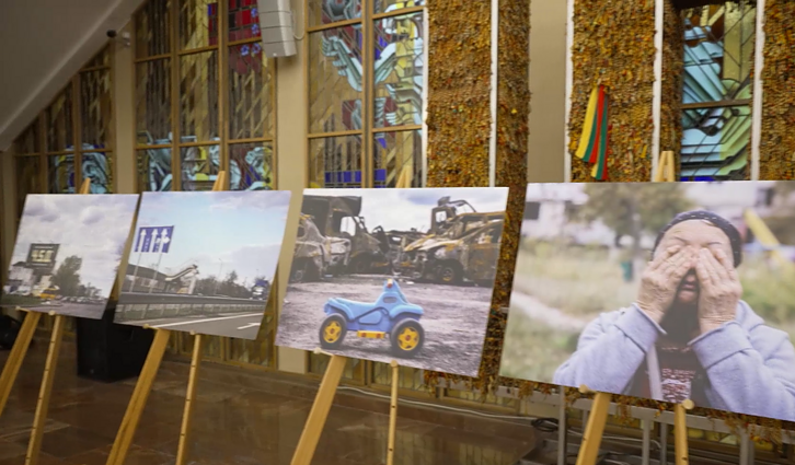 Mūsų rusų gatvė. Karo Ukrainoje pėdsakai Lietuvos fotografų akimis bei muzikanto Luko Geniušo portretas