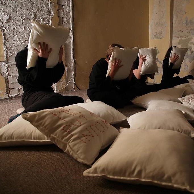 Pakeliui su klasika. Menininkė Eva Rodz apie performansą „Neišsakyti žodžiai“: jis priverčia suprasti, kad smurtas niekur neišnyko