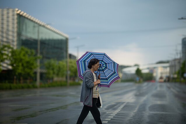 Orai: jau galime traukti iš spintų plonesnius paltus, bet skėčius pataria turėti po ranka