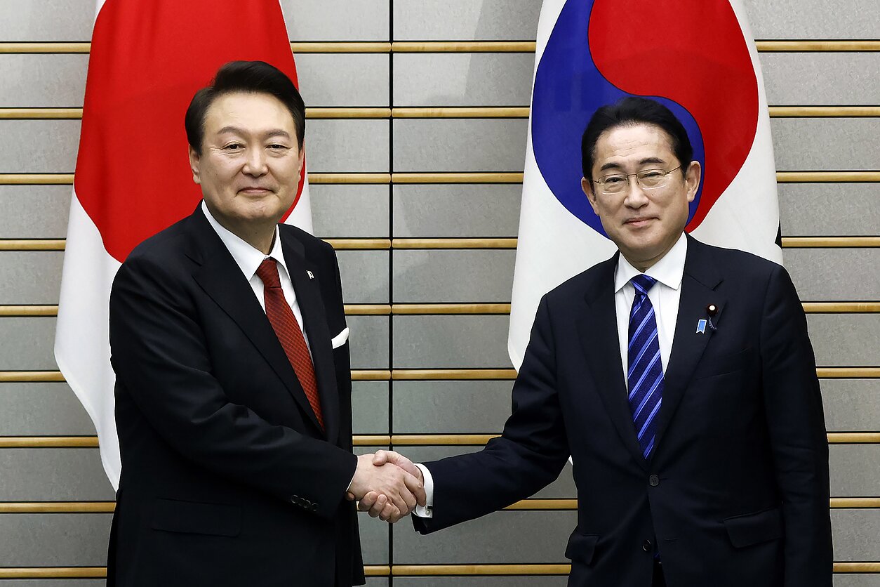 Pietų Korėjos prezidentas Yoon Suk Yeolas ir Japonijos premjeras Fumio Kishida