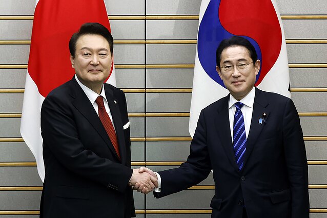 Pietų Korėjos prezidentas Yoon Suk Yeolas ir Japonijos premjeras Fumio Kishida