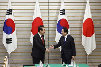 Pietų Korėjos prezidentas Yoon Suk Yeolas ir Japonijos premjeras Fumio Kishida