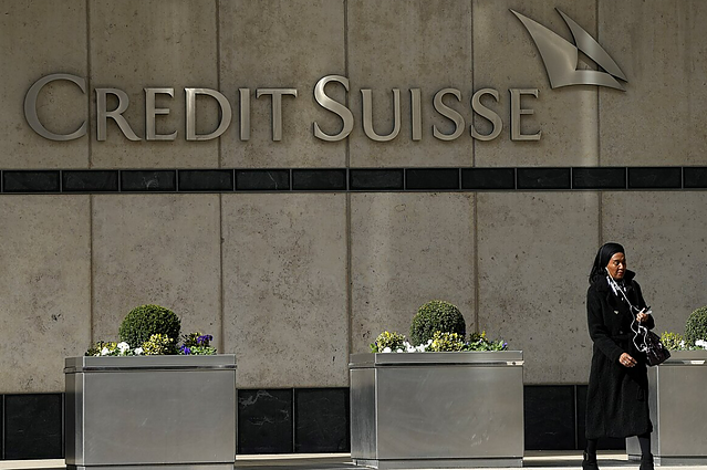 „Credit Suisse“ situacija: finansų ekspertai svarsto, jog šio banko valdymą gali tekti perimti pirmajam Šveicarijos bankui „UBS“