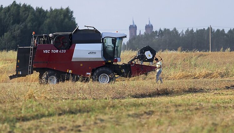 Dėl tilto remonto Rietavo ūkininkai negali įvažiuoti į laukus, institucijos siūlo spręsti patiems