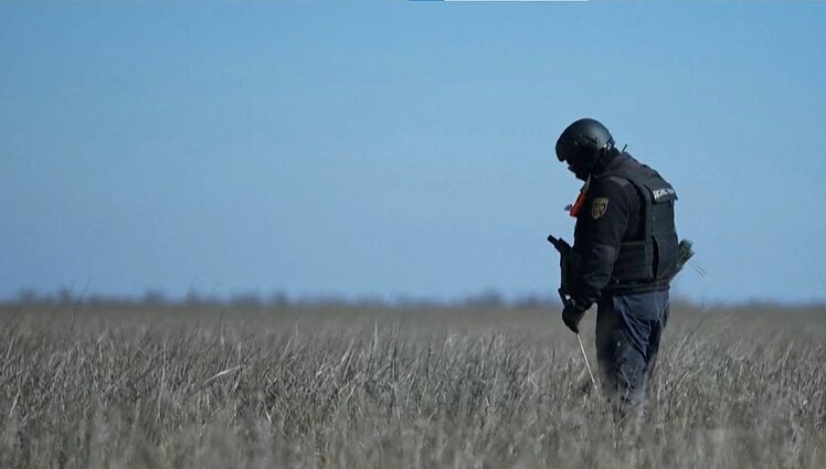 Ukrainoje prasidedantis sėjos sezonas – su sprogmenimis laukuose