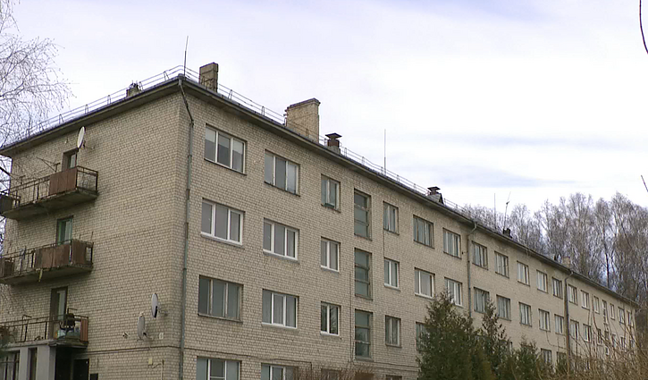 Šokas vieno bendrabučio gyventojams Vilniaus rajone: Turto bankas aukcione pardavė būstus su juose gyvenančiomis šeimomis