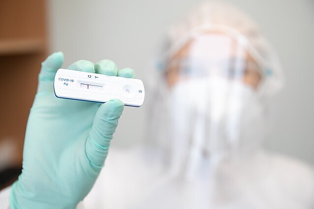 Mokslininkai pradeda tirti visuomenę dėl imuniteto COVID-19: teigia, kad liga dar neatsitraukė