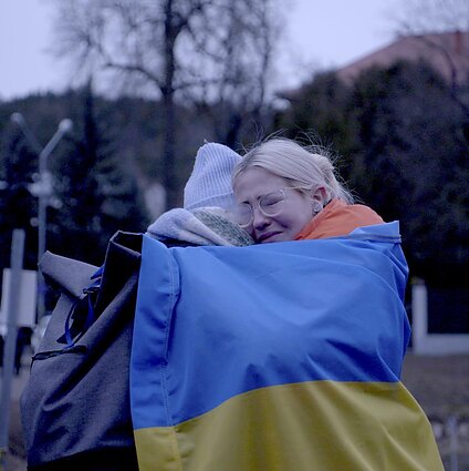 Tarp gatvių. Dar galutinai neparašytas „Laiškas Ukrainai“: žmogaus šalia karo metraščiu tapęs dokumentinis filmas