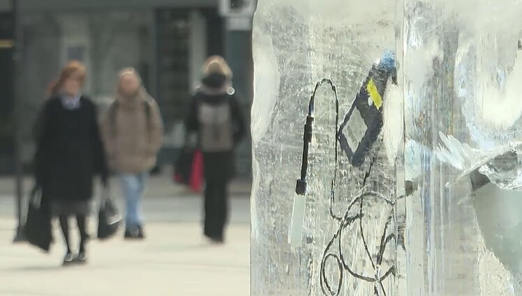 Žemės dienai – tirpstančio ledo instaliacija Vilniaus centre: siekia skatinti žmonių sąmoningumą