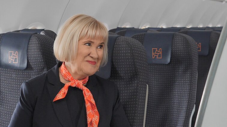 Nepaprasti žmonės. Brazauską, Adamkų skraidinusi Stasė orlaivių palydove dirba jau 40 metų: ne visi žino, kiek daug mes turime mokėti