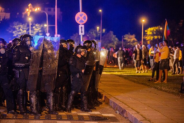 Riaušės prie Seimo po mitingo dėl ribojimų nepasiskiepijusiems nuo COVID-19 Riaušės prie Seimo po mitingo dėl ribojimų nepasiskiepijusiems nuo COVID-19