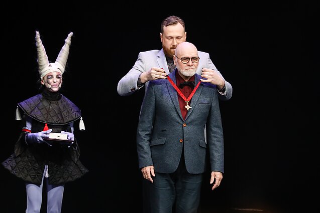 Vladas Bagdonas atsiima Auksinį scenos kryžių