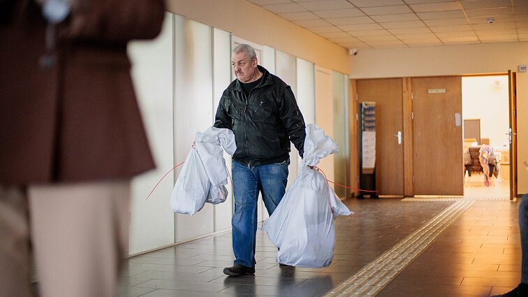 Lenkų rinkimų akcijos rėmėjai blokavo biuletenių išvežimą prie Vilniaus rajono savivaldybės: teko įsikišti ir policijai