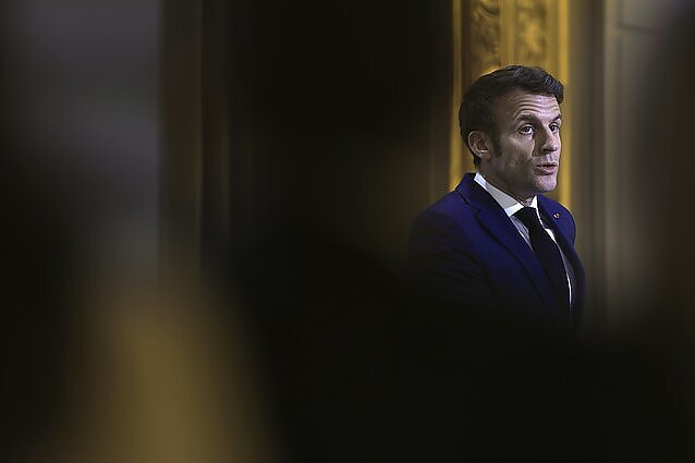 Dėl visuotinių protestų, Macronas nukėlė šią savaitę planuotą pirmą oficialų valstybinį JK karaliaus vizitą
