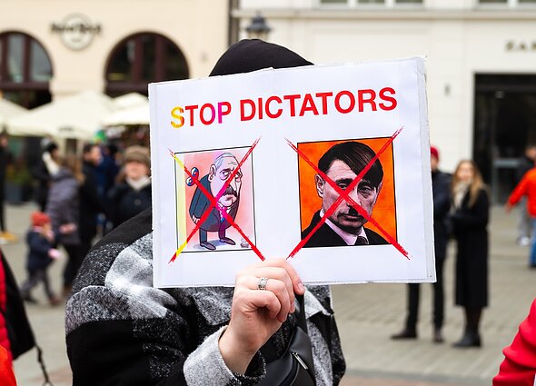 Плакат против Александра Лукашенко и Владимира Путина Плакат против Александра Лукашенко и Владимира Путина