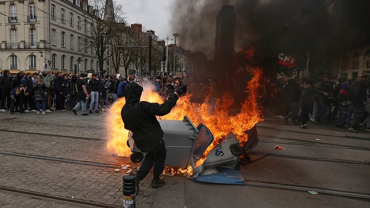 Dėl pensijų reformos Prancūzija dega, bet Macronas planų neišsižada: ir toliau judėsime į priekį