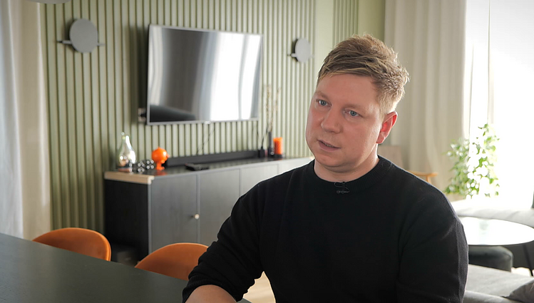 Realybės šou išgarsėjęs Natas dainininko karjerą iškeitė į darbą Danijos sandėliuose: žinau, ką reiškia būti ir dugne, ir aukštumoje