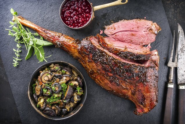 Elnio kojos kepsnys su grybais ir spanguolių padažu