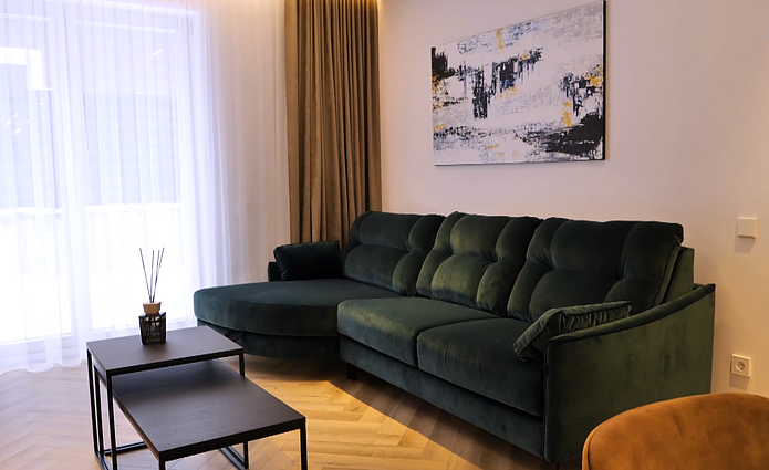 Eksperimentai su ryškesnių spalvų baldais ir akcentais: baltas interjero fonas leido drąsiai eksperimentuoti