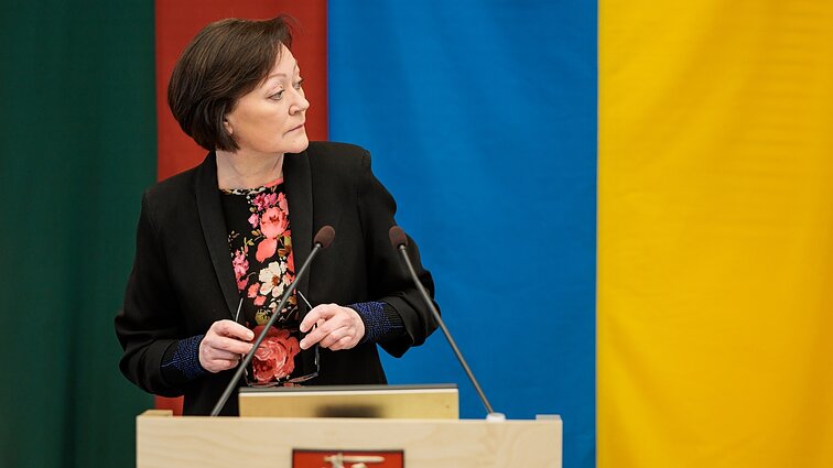 Žinios. Į Seimo opozicijos klausimus atsakinėjusi VRK vadovė pareiškė atsistatydinanti