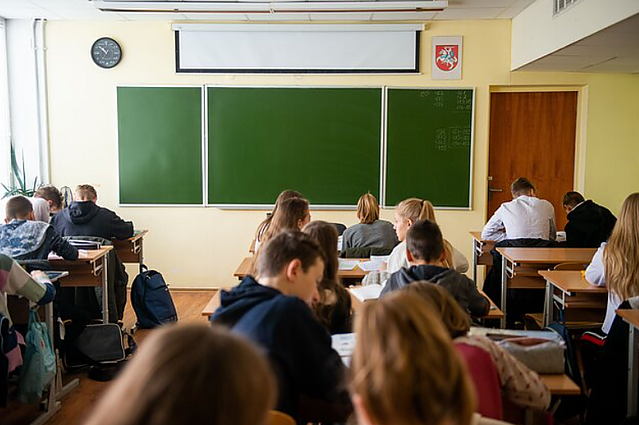 Žinios. Švietimo ministerija nuo 2025 metų siūlo atsisakyti rusų kalbos brandos egzamino