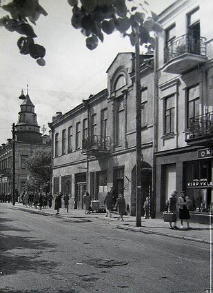 Švarcams priklausęs pastatas, kuriame veikė „Triumf“ kino teatras, tolumoje – „Metropolis“