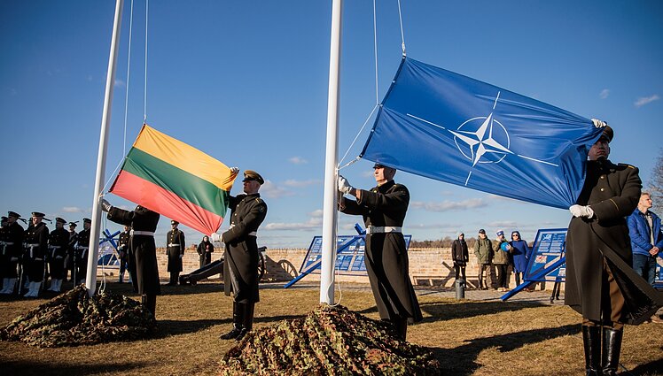 Lietuvos ir NATO vėliavų pakėlimo ceremonija