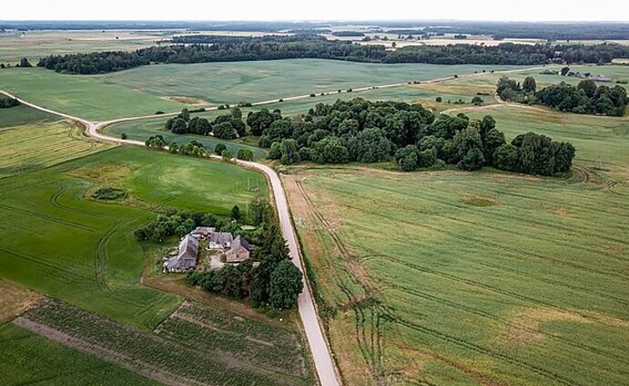 Žemės įsigijimo ribojimai išlieka, tačiau žemdirbiai rėžia: palikta vietos įstatymo apėjimui