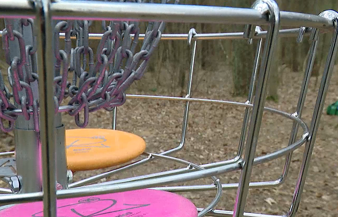 Diskgolfas – populiarėjanti sporto šaka, kurią žaisti galima bet kokiu oru