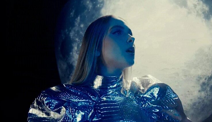 Atlikėja Paulina Paukštaitytė pristato naują dainą „Jei gyvenčiau mėnuly“: kiekvienam linkiu pasileisti plaukus ir svajoti drąsiai