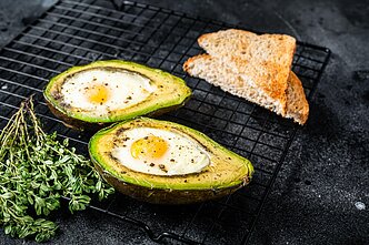 Kiaušinis, įkeptas į avokadą