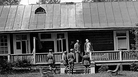 Marszałek Józef Piłsudski na werandzie przed swoją willą, w towarzystwie adiutanta mjr. Zygmunta Wendy Marszałek Józef Piłsudski na werandzie przed swoją willą, w towarzystwie adiutanta mjr. Zygmunta Wendy