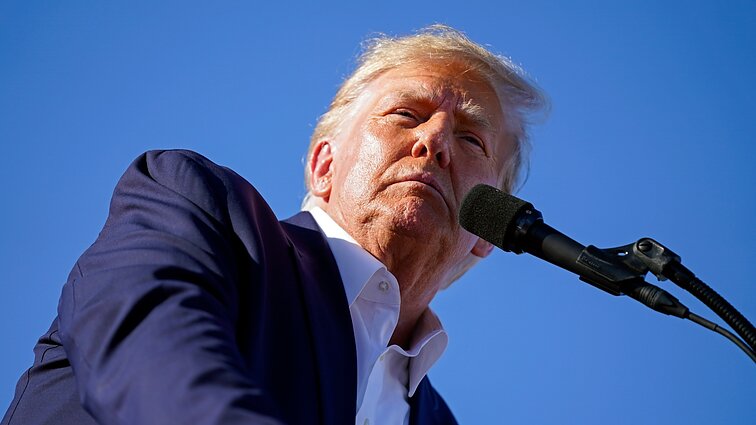 Istorinis įvykis JAV: Trumpas stos prieš teismą dėl pareikštų kaltinimų, tačiau tai negali sustabdyti jo siekti antros prezidento kadencijos