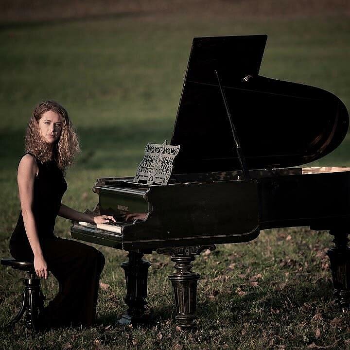 Be kaukių. Pianistė Milda Umbrusevičiūtė: kartais muzikoje mėgstu pabūti viena