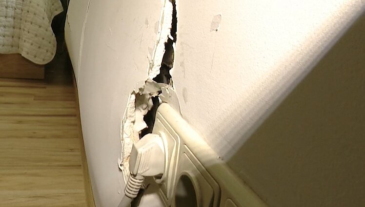 Vilniečių nerimas dėl greta kylančio daugiabučio – skylant namų sienoms reikalauja stabdyti statybas