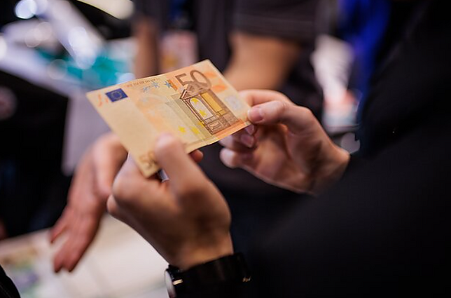 Bankai skaičiuoja rekordinį pelną: daugiausia uždirbo iš palūkanų augimo