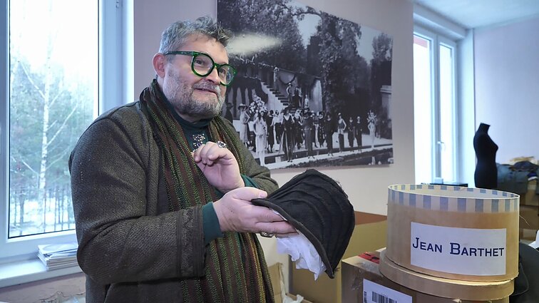 Galvos apdangalų istoriją apžvelgęs mados istorikas: skrybėlės į kasdienybę niekada negrįš