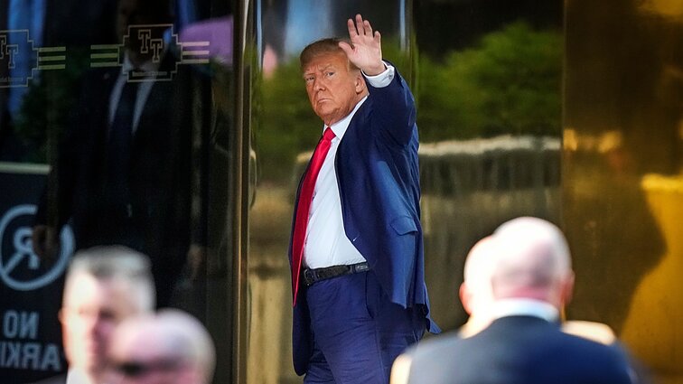 Žinios. Trumpas atvyko į Niujorką pasiduoti teisėsaugai, tūkstančiai pareigūnų ruošiasi saugumo iššūkiams