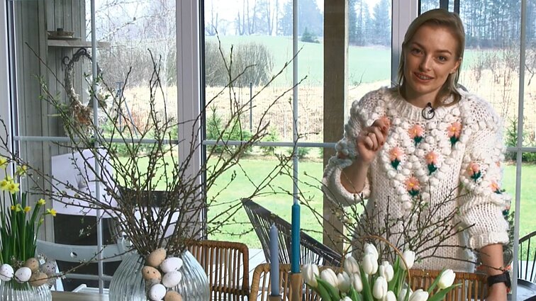 Namų tinklaraštininkės patarimai, kaip paprastai papuošti Velykų stalą: gėles pasimerkite diena prieš šventinį rytą