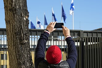 Suomijos ir NATO vėliavos prie Suomijos Užsienio reikalų ministerijos