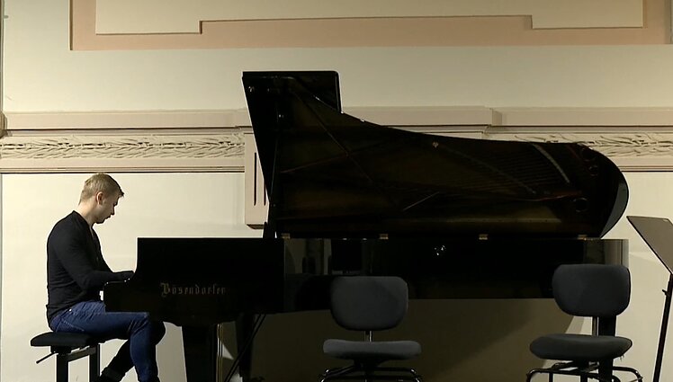 Nacionalinėje filharmonijoje vienus sudėtingiausių kūrinių fortepijonui skambinęs Paulius: prilygsta sportui