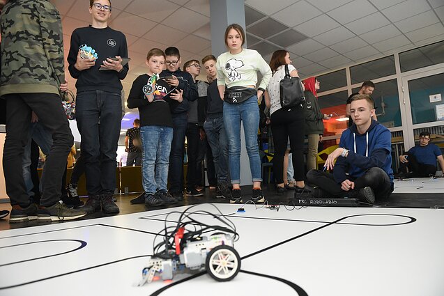 Panevėžys skatina mergaites užsiimti robotika ir vėliau rinktis inžinerines specialybes Panevėžys skatina mergaites užsiimti robotika ir vėliau rinktis inžinerines specialybes