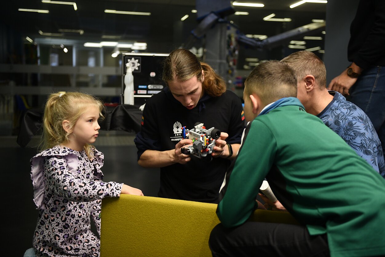 Panevėžys skatina mergaites užsiimti robotika ir vėliau rinktis inžinerines specialybes Panevėžys skatina mergaites užsiimti robotika ir vėliau rinktis inžinerines specialybes