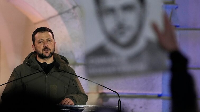 Žinios. Zelenskis prašo nelėtinti karinės paramos: kai pergalei reikia tankų, jų riaumojimas turi nuaidėti priešakinėse linijose