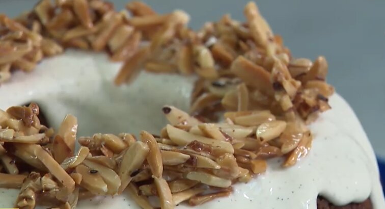 Desertas saldžiam Velykų stalui: varškės keksas su juodaisiais serbentais