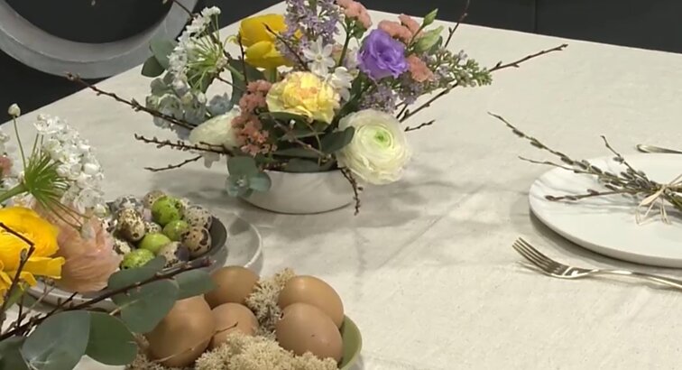 Velykų stalo papuošimai namų sąlygomis pagal floristę: siūlo naudoti sriubos dubenėlius ir paaiškina, kaip atsirinkti augalus