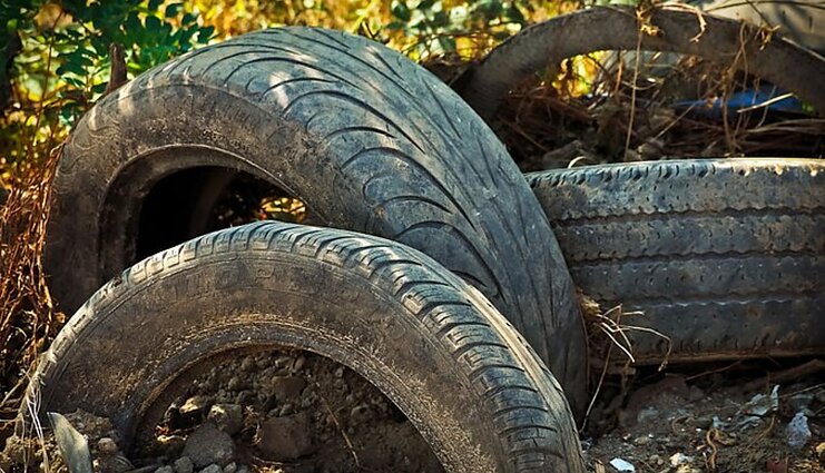 Augančios padangų krūvos gamtoje: už neatsakingą atsikratymą gresia net automobilio praradimas