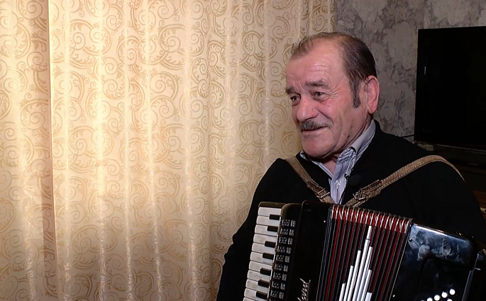 Velykų praustynių tradiciją puoselėjantis Algirdas: anksčiau lovoj laukdavo, dabar ne visi į namus įsileidžia