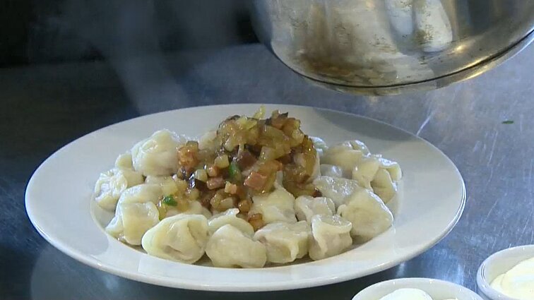 Arbatiniu šaukšteliu valgomi Senosios Viduklės koldūnai: čia per dieną žmogus gali pagaminti apie tūkstantį koldūnų